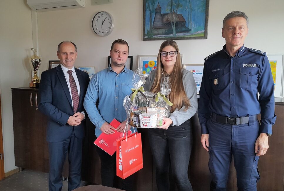 Oświęcim. Wójt Gminy Oświęcim oraz Komendant Powiatowy Policji w Oświęcimiu wręczyli podziękowania za wzorową postawę obywatelską. Oświęcim