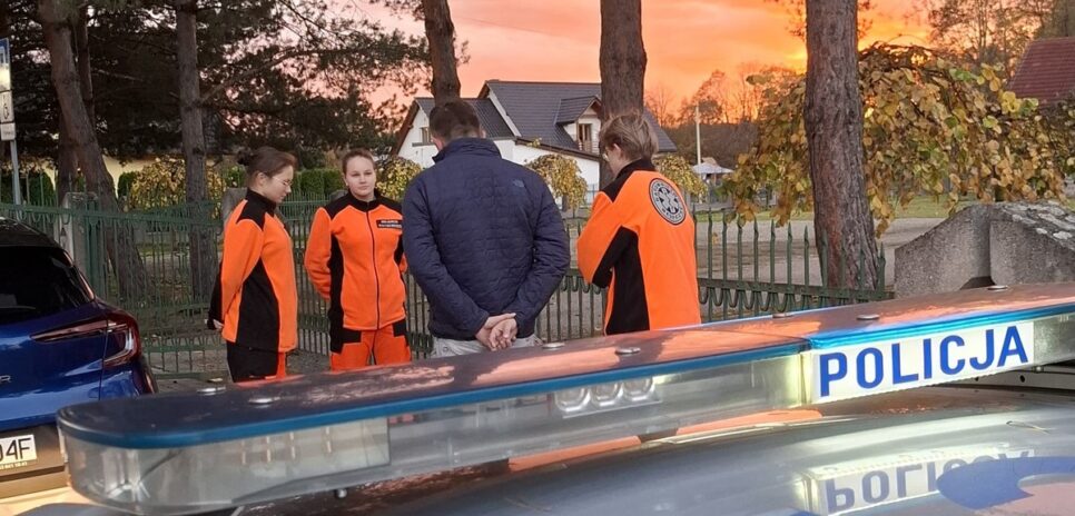 Powiat oświęcimski. Policjanci oraz uczennice powiatowej „6” uczyli bezpieczeństwa na drodze i pierwszej pomocy w ramach akcji „Znicz 2025”.. Oświęcim