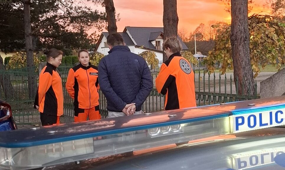 Powiat oświęcimski. Policjanci oraz uczennice powiatowej „6” uczyli bezpieczeństwa na drodze i pierwszej pomocy w ramach akcji „Znicz 2025”.. Oświęcim