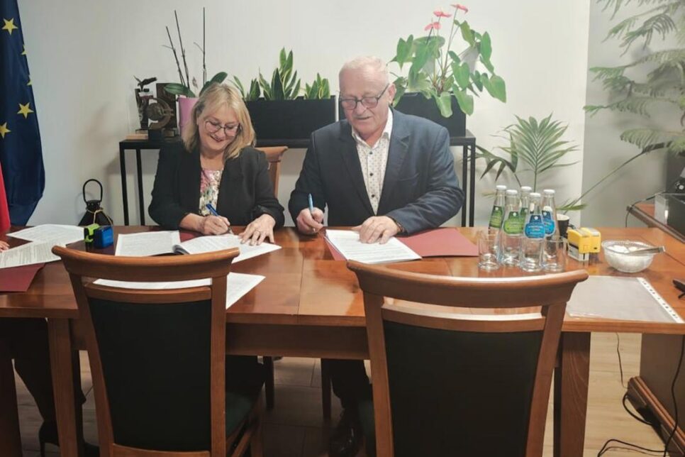 Podpisano umowę na remont dróg gminnych w Męcinie Wielkiej i Owczarach. Gmina Sekowa