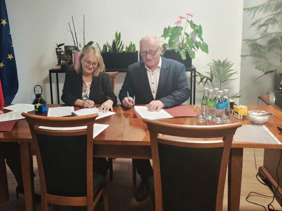 Podpisano umowę na remont dróg gminnych w Męcinie Wielkiej i Owczarach. Gmina Sekowa