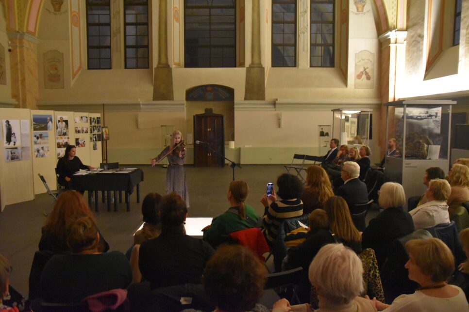 „Z ciemności. Spotkanie” – niezwykła wystawa fotografii Renaty Guzery w Ośrodku Spotkania Kultur. Gmina Dąbrowa Tarnowska