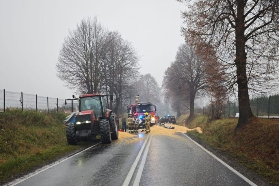 Trasa Oświęcim–Zator (DK 44). Ruch wstrzymany w Przeciszowie w obu kierunkach. Na jezdnię wysypały się ziarna kukurydzy.. Oświęcim