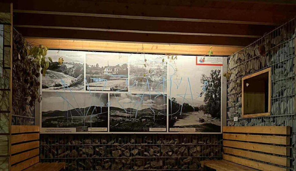 Wandale zniszczyli elementy wystroju tymbarskich przystanków. Gmina Tymbark