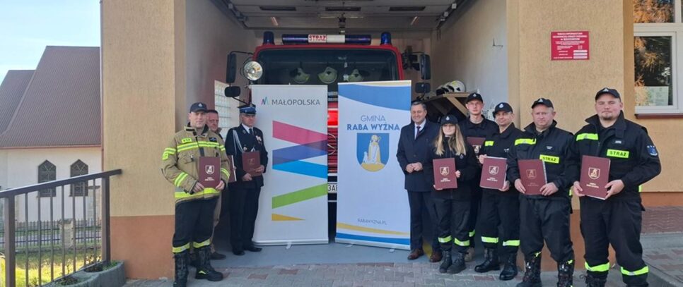 Uroczyste przekazanie zaświadczeń Szkolenia Kwalifikowanej Pierwszej Pomocy oraz ich recertyfikacji dla członków OSP Gminy Raba Wyżna oraz zmodernizowanej remizy OSP Bukowina-Osiedle. Raba Wyżna