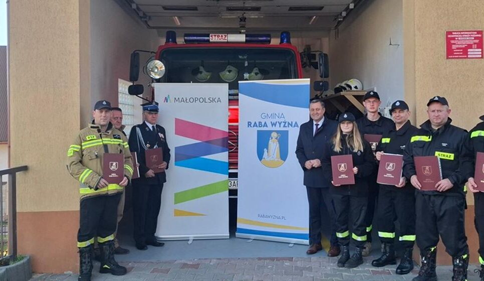 Uroczyste przekazanie zaświadczeń Szkolenia Kwalifikowanej Pierwszej Pomocy oraz ich recertyfikacji dla członków OSP Gminy Raba Wyżna oraz zmodernizowanej remizy OSP Bukowina-Osiedle. Raba Wyżna