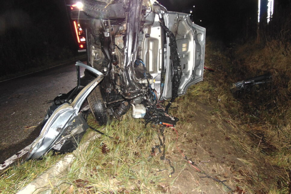 Nocne dachowanie osobówki w Wokowicach. Policjanci apelują o zachowanie ostrożności.. Brzesko