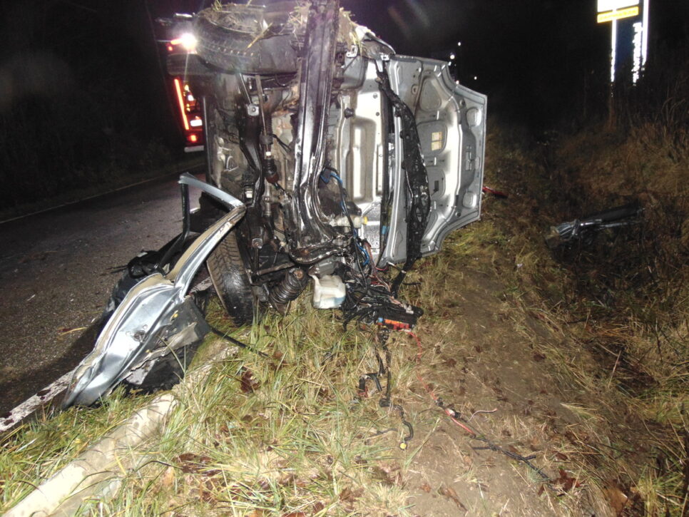 Nocne dachowanie osobówki w Wokowicach. Policjanci apelują o zachowanie ostrożności.. Brzesko