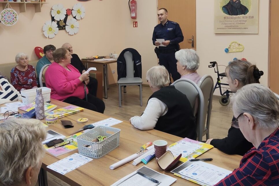 #DzielnicowyBliżejNas Dzielnicowy. Dzielnicowy z Posterunku Policji z Książa Wielkiego uczestniczył w spotkaniu z seniorami. Miechów