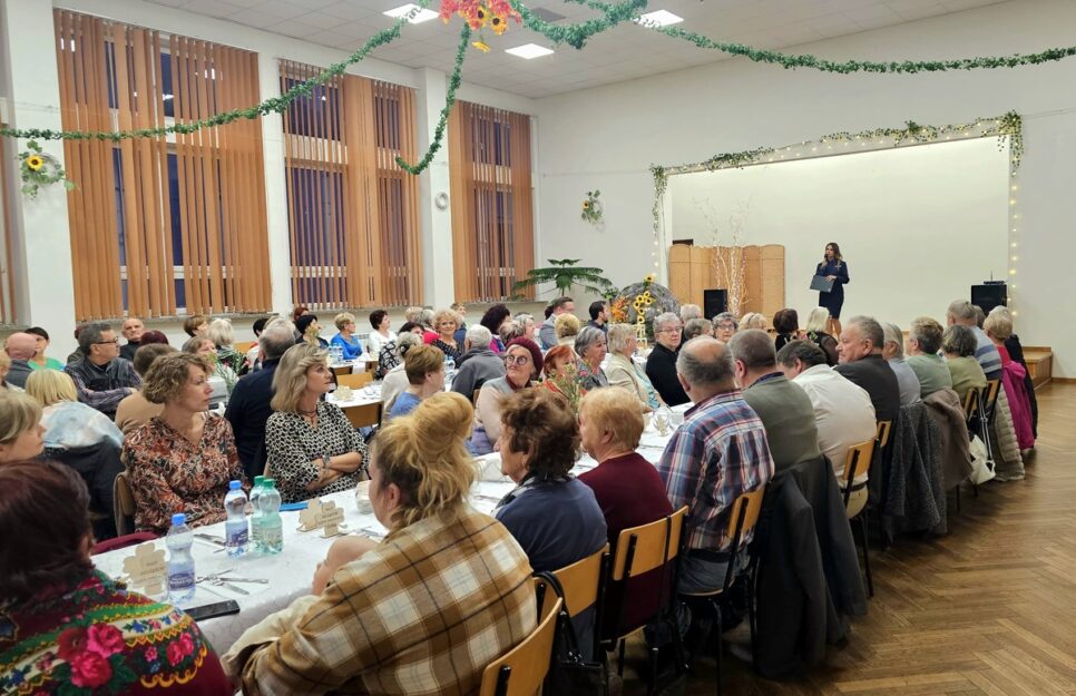#DzielnicowyBliżejNas. „Bezpieczny Senior” – policyjna prelekcja podczas spotkania w Mucharzu . Wadowice