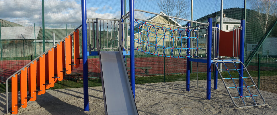 Nowy plac zabaw w Łosiu. Gmina Ropa