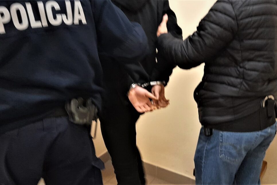 Gmina Kęty. Areszt tymczasowy dla 49-latka, który groził sąsiadce i znieważył policjantów. Oświęcim