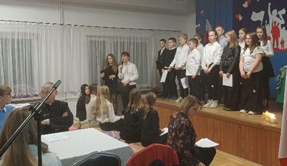 Wieczornica patriotyczna w Zespole Szkół Nr 7 w Barwałdzie Średnim. Kalwaria Zebrzydowska