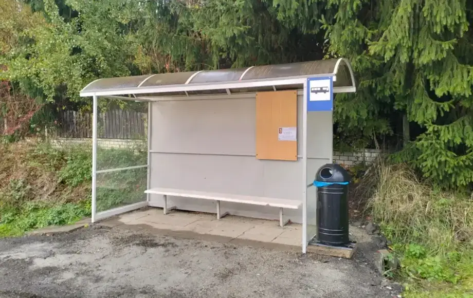 Odnowione wiaty przystankowe wróciły na swoje miejsca. Gmina Nowy Wiśnicz