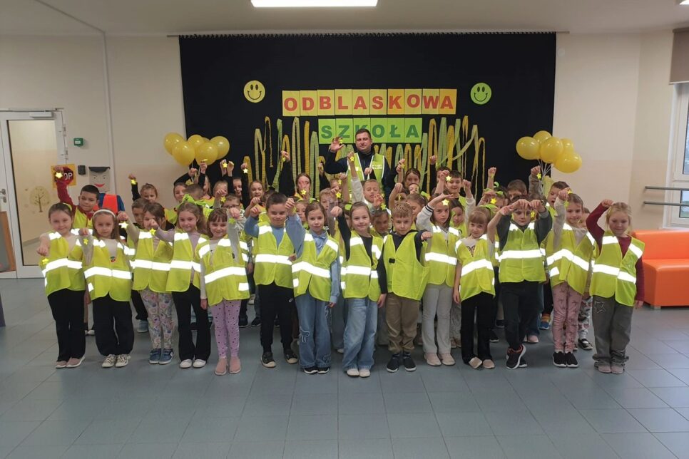 Gmina Chełmek. „Odblaskowa Szkoła”. Policyjna prelekcja o bezpieczeństwie i służbie policjanta na rzecz społeczeństwa. Oświęcim