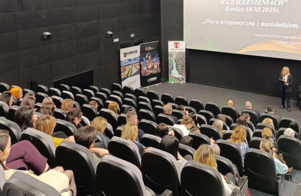 Konferencja profilaktyczna w Gorlickim Centrum Kultury – eksperci o współczesnych wyzwaniach w obszarze uzależnień. Gorlice