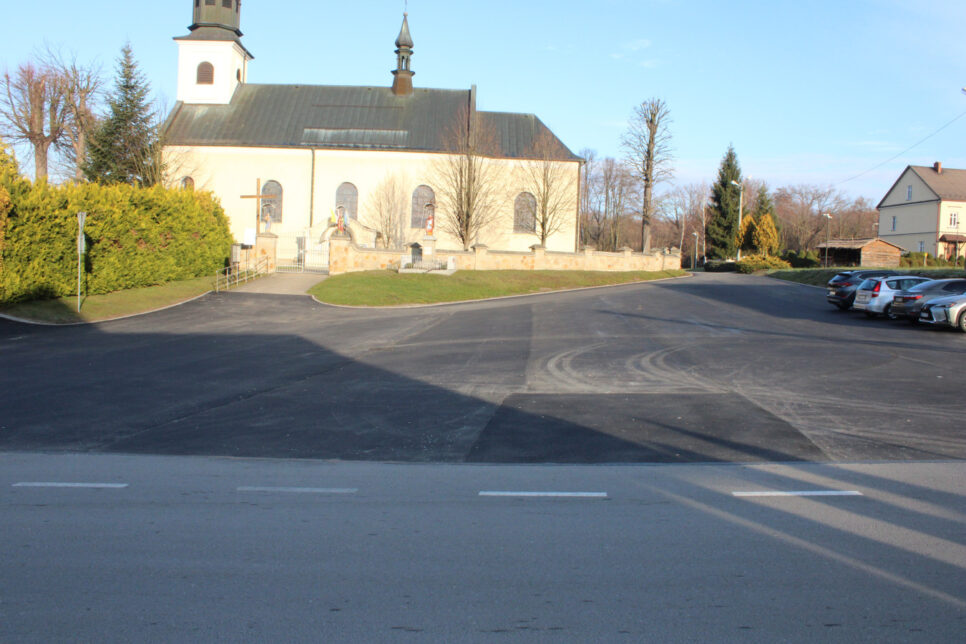 Parking i droga gminna przy kościele w Uszwi przeszły gruntowną modernizację. Gmina Gnojnik
