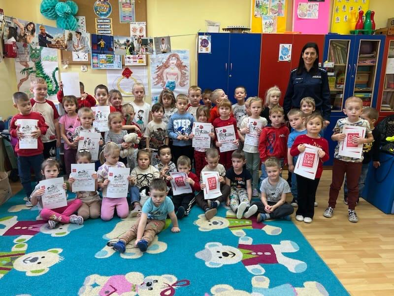 Policjantka z KPP w Miechowie podczas finału akcji „Dzieciństwo bez przemocy” odwiedziła uczniów ze Szkoły Podstawowej w Tczycy. Miechów