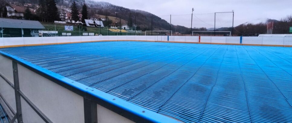 Zimowa frajda w Tymbarku! Trwają przygotowania do otwarcia lodowiska. Gmina Tymbark