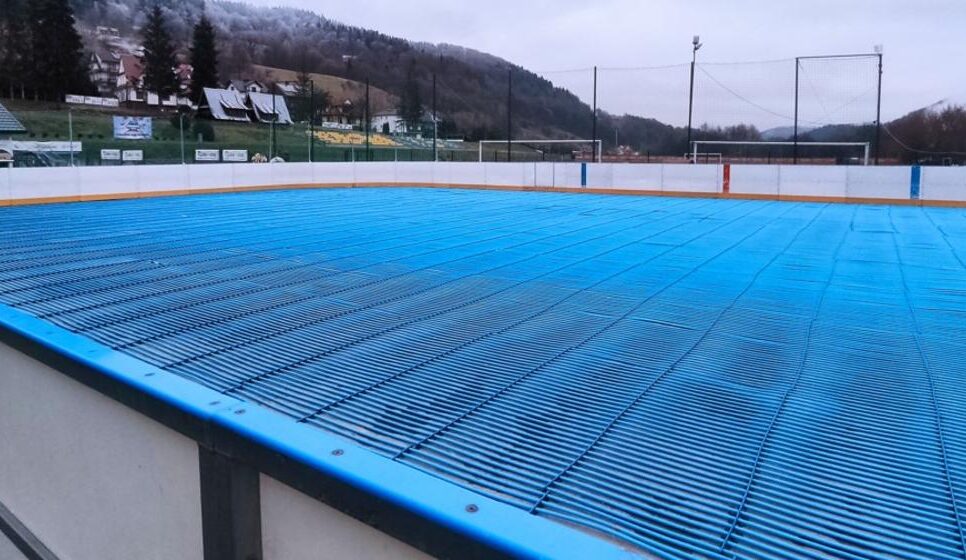 Zimowa frajda w Tymbarku! Trwają przygotowania do otwarcia lodowiska. Gmina Tymbark