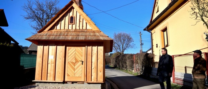 Zakończono pierwszy etap prac przy drewnianej kapliczce domkowej w Bysinie. Gmina Myślenice