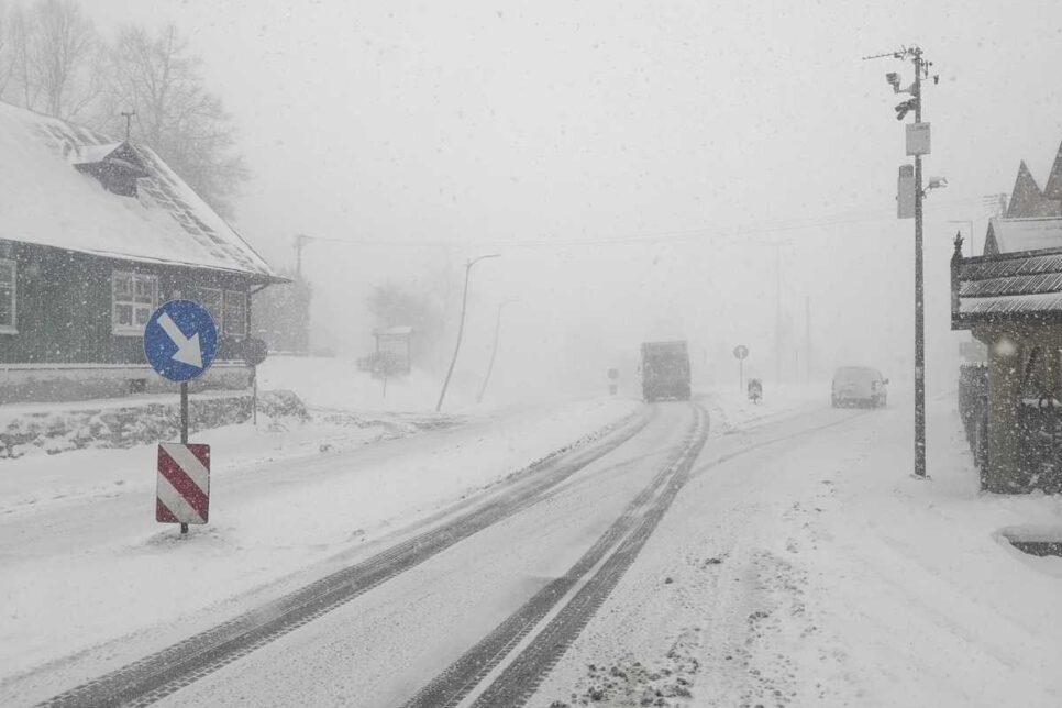Prognozowane opady śniegu na Sądecczyźnie. Policjanci apelują o ostrożność na drodze. Nowy Sącz