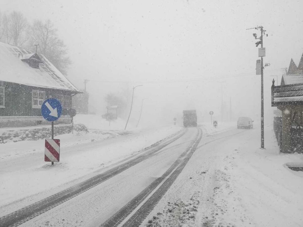 Prognozowane opady śniegu na Sądecczyźnie. Policjanci apelują o ostrożność na drodze. Nowy Sącz
