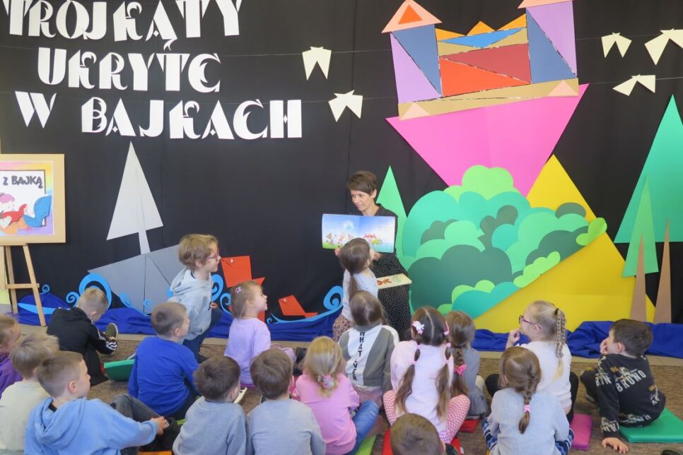 Akcja „Trójkąty ukryte w bajkach” zainaugurowana podczas Poranka z Bajką w MBP. Gmina Dąbrowa Tarnowska