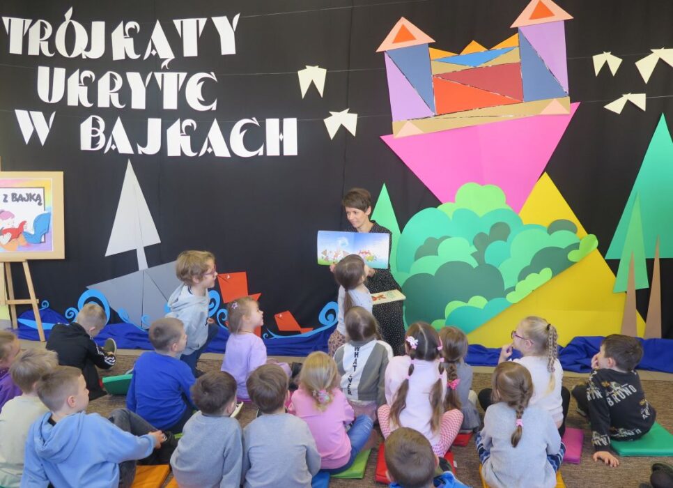 Akcja „Trójkąty ukryte w bajkach” zainaugurowana podczas Poranka z Bajką w MBP. Gmina Dąbrowa Tarnowska