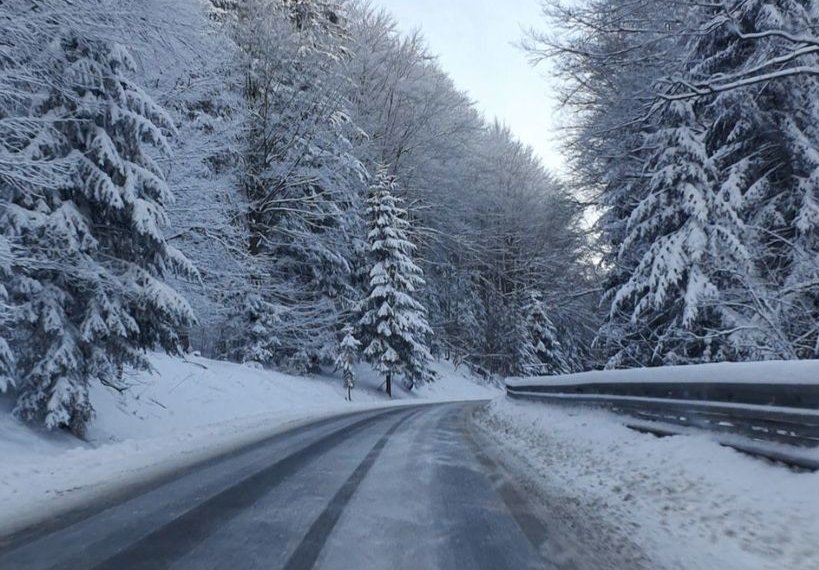 Pierwsze opady śniegu i trudne warunki na drogach – policjanci apelują o ostrożność. Limanowa