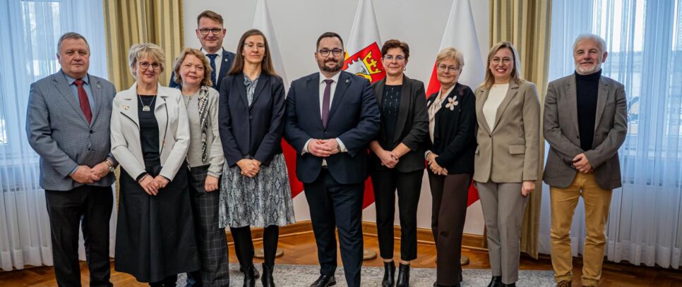 Dzień Pracownika Socjalnego. Wspólne świętowanie w Starostwie Powiatowym w Gorlicach. Gorlice