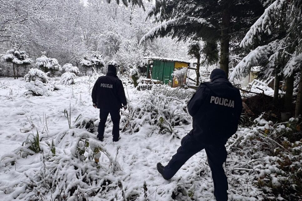 #DzielnicowyBliżejNas . Dzielnicowi z powiatu wielickiego prowadzą działania mające na celu pomoc osobom w potrzebie. Wieliczka