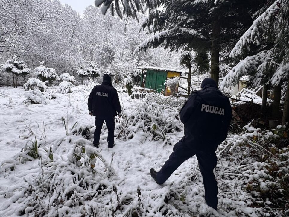 #DzielnicowyBliżejNas . Dzielnicowi z powiatu wielickiego prowadzą działania mające na celu pomoc osobom w potrzebie. Wieliczka