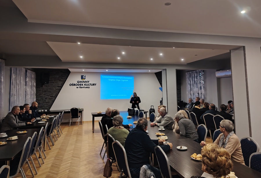 Debata społeczne w Koniuszy z udziałem proszowickich funkcjonariuszy.. Proszowice