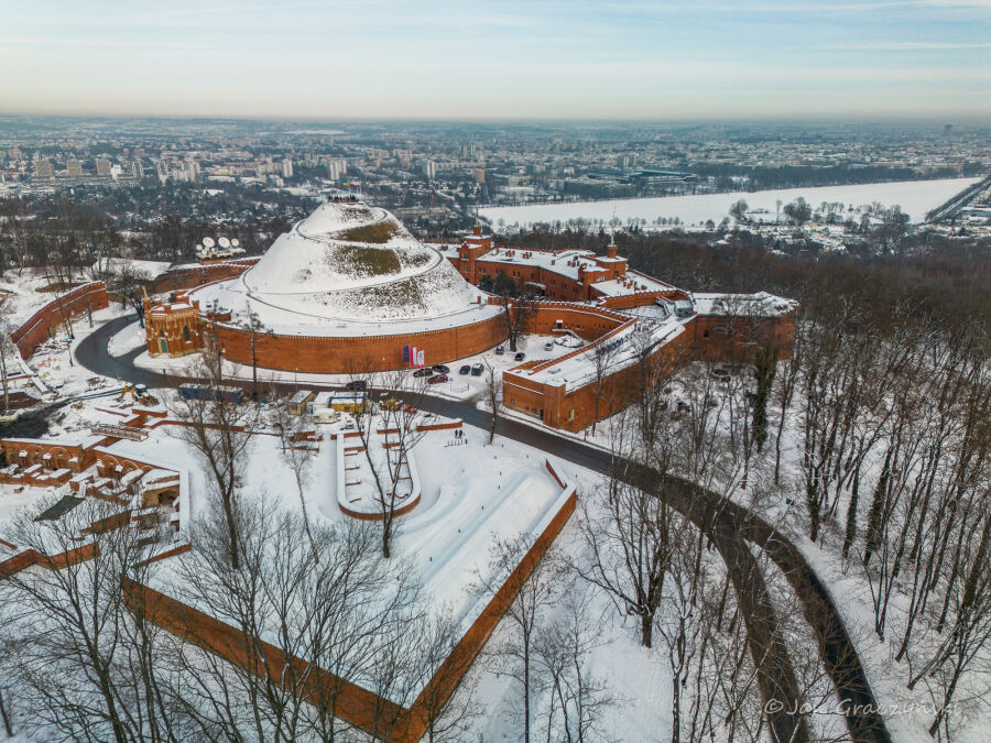 Flagi Miasta Krakowa i Komitetu Kopca Kościuszki na szczycie kopca. Kraków