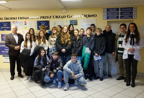 Delegacja uczniów klas ósmych z Zespołu Szkolno-Przedszkolnego w Dębnie w Urzędzie Gminy Dębno. Gmina Dębno