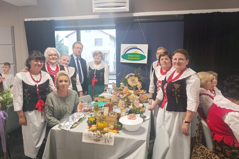 Stowarzyszenie „Nasza Wieś Śleszowice” na Powiatowym Konkursie Potraw Regionalnych „O Złotą Warzechę”. Zembrzyce