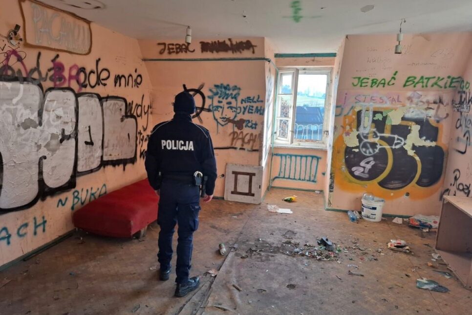 #Dzielnicowy bliżej nas. Akcje przeciw wychłodzeniom: Policja intensyfikuje kontrole pustostanów. Nowy Targ