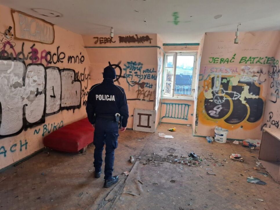#Dzielnicowy bliżej nas. Akcje przeciw wychłodzeniom: Policja intensyfikuje kontrole pustostanów. Nowy Targ