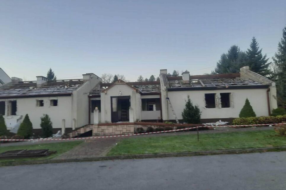 Nowy parking w miejscu dawnego budynku szkolnego nr 6 w Łąkcie Górnej. Gmina Żegocina