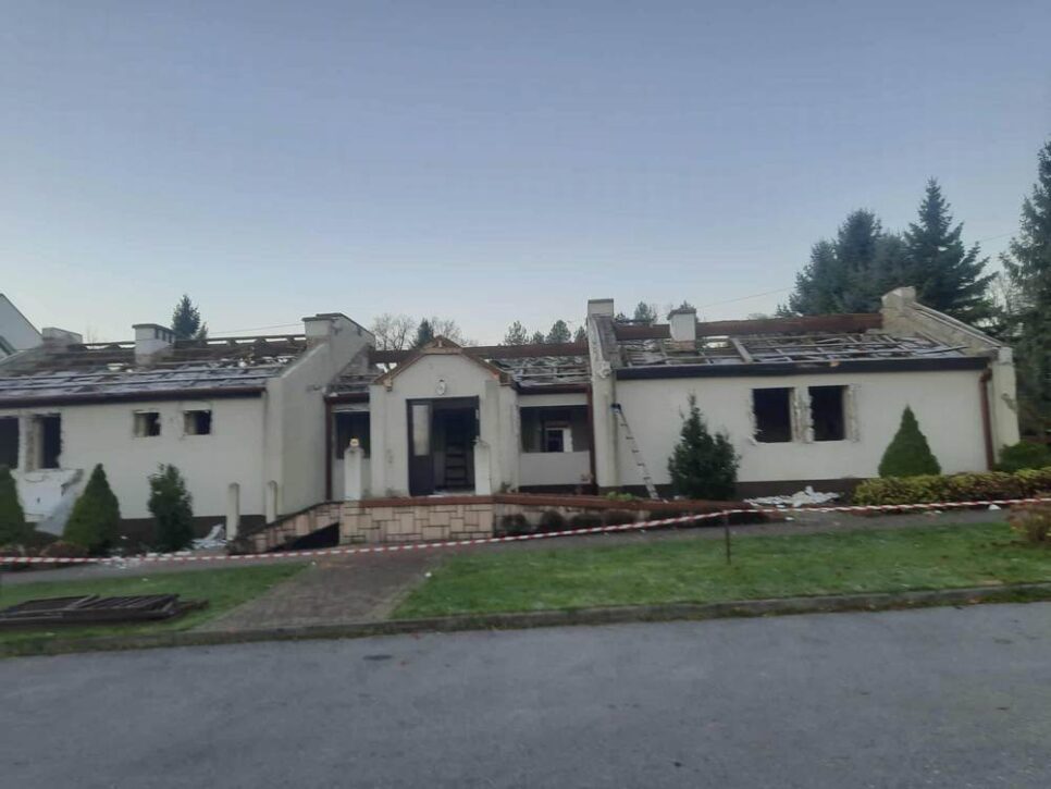 Nowy parking w miejscu dawnego budynku szkolnego nr 6 w Łąkcie Górnej. Gmina Żegocina