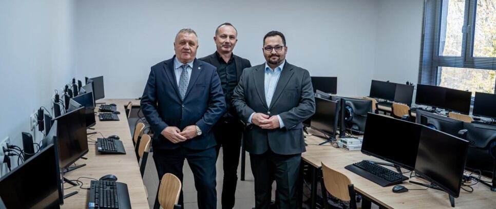 ZSZ w Bobowej z nowoczesną pracownią informatyczną. Sprzęt i oprogramowanie na wysokim poziomie. Gorlice