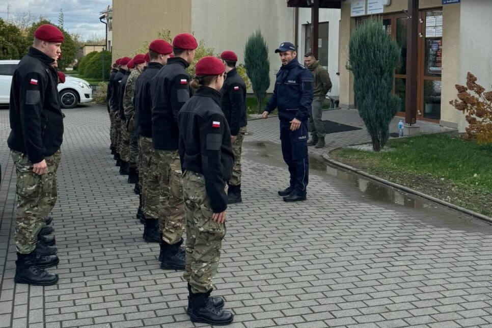 Wadowiccy policjanci szkolą kadetów – zajęcia z musztry i ceremoniału policyjnego. Wadowice