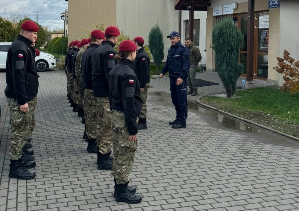 Wadowiccy policjanci szkolą kadetów – zajęcia z musztry i ceremoniału policyjnego. Wadowice