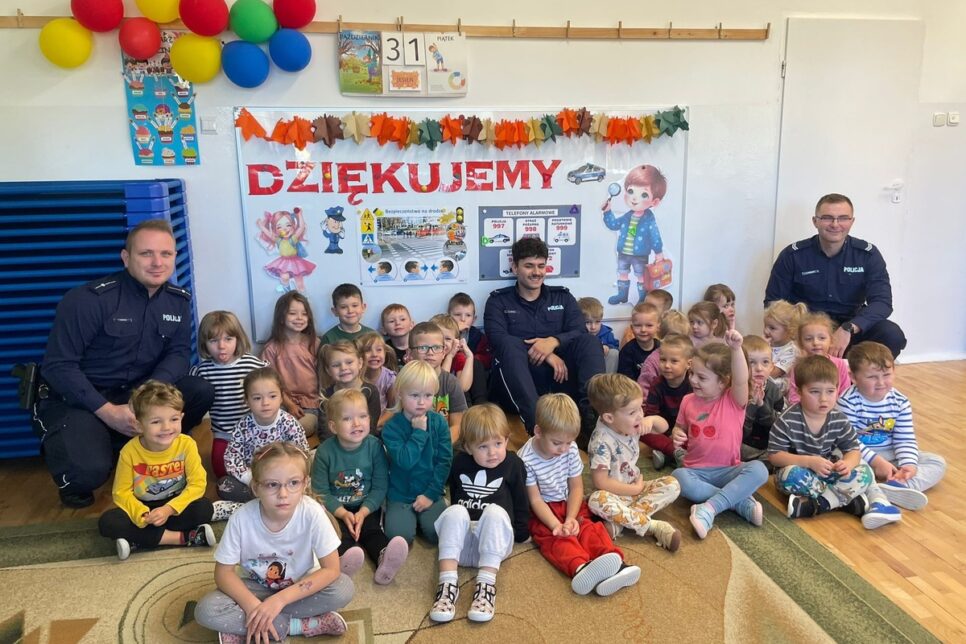 #DzielnicowyBliżejNas. Wadowiccy policjanci odwiedzili uczniów w ramach akcji „Odblaskowa szkoła”. Wadowice