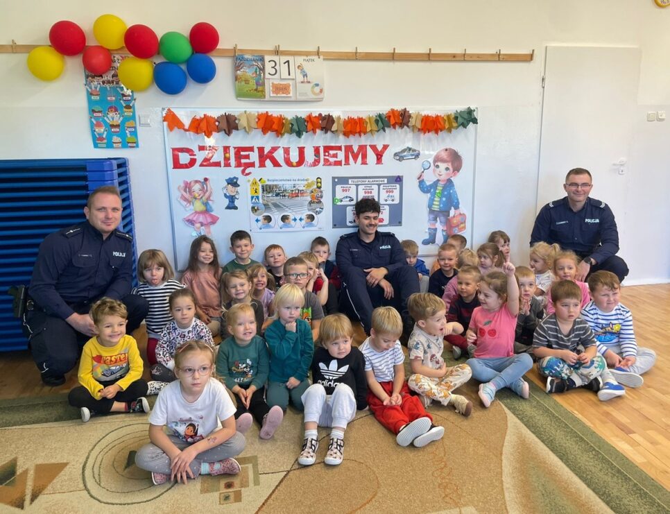 #DzielnicowyBliżejNas. Wadowiccy policjanci odwiedzili uczniów w ramach akcji „Odblaskowa szkoła”. Wadowice