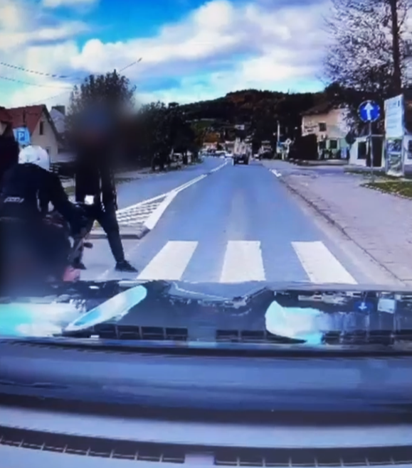 Jechał z dożywotnim zakazem, potrącił pieszego i uciekł. Został tymczasowo aresztowany [video]. Nowy Sącz