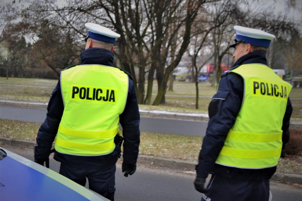 Oświęcim. Policjanci drogówki udzielili pierwszej pomocy seniorce, która zasłabła na przystanku autobusowym.. Oświęcim