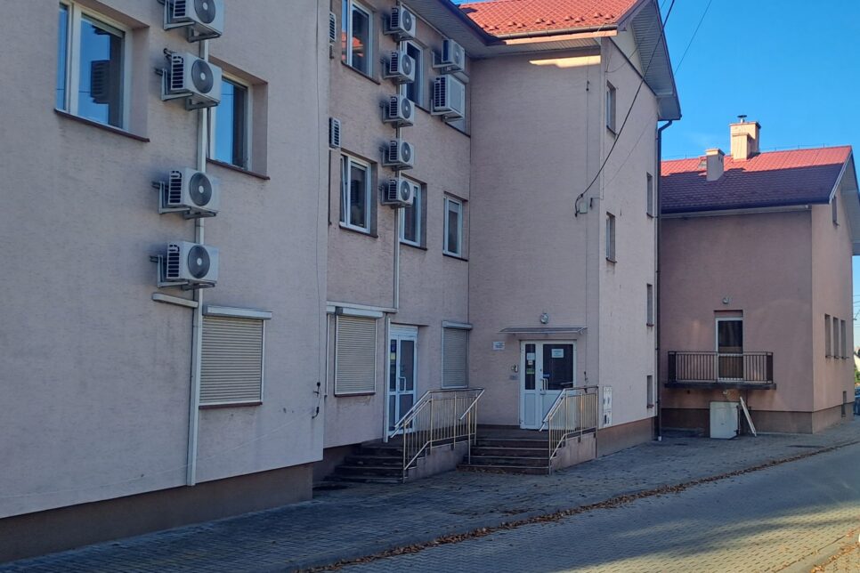 Kolejna wysoka dotacja ze środków UE dla Gminy Wieprz oraz ograniczenie w ruchu pojazdów przy Urzędzie Gminy w Wieprzu. Wieprz