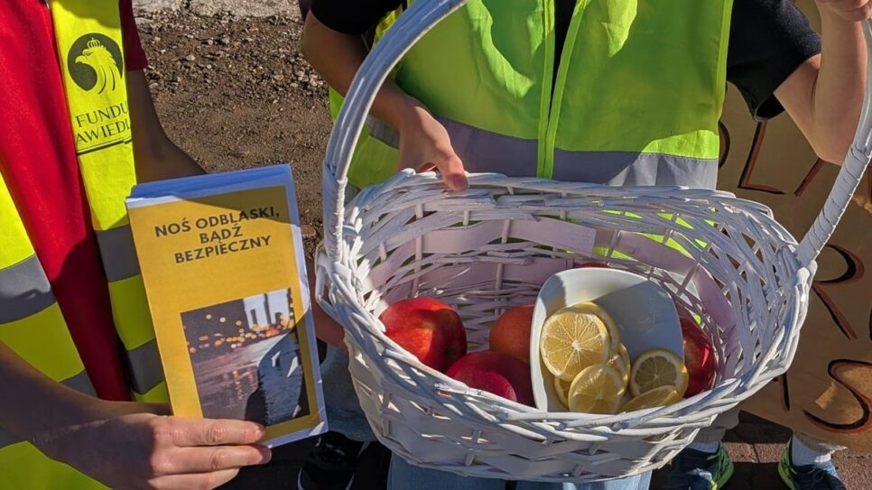 Policjanci o bezpieczeństwie w Stroniu – akcja „Jabłko czy cytryna” i „Odblaskowa szkoła”. Wadowice